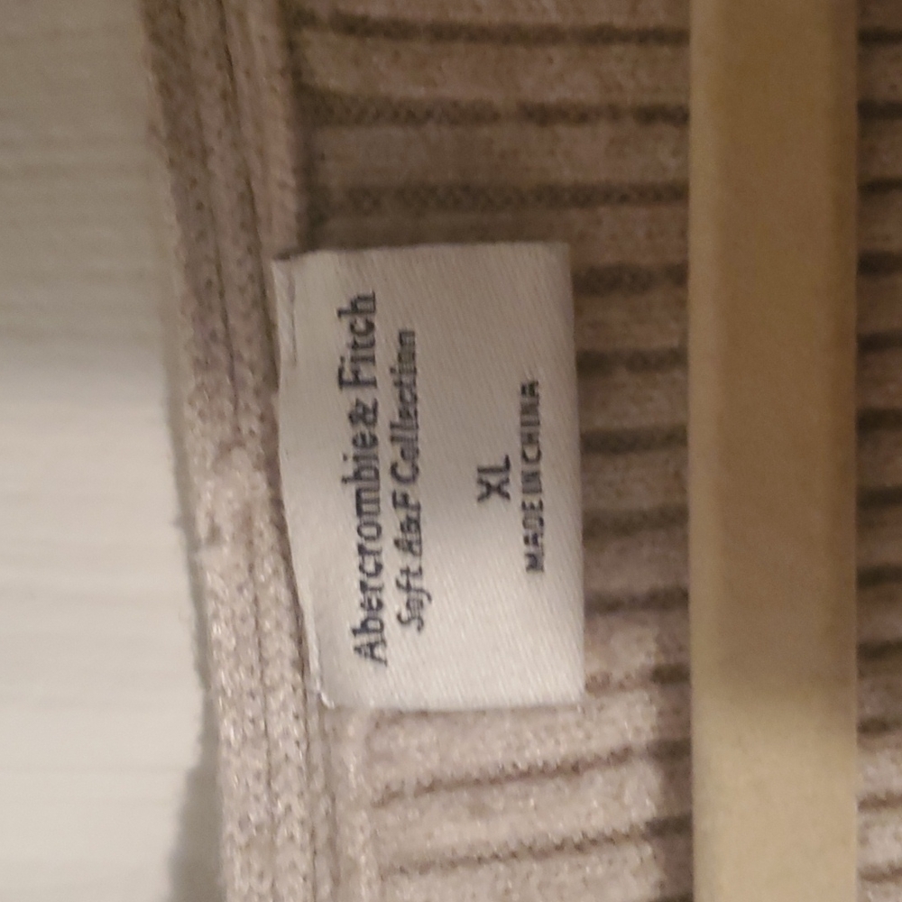 Soft Abercrombie & Fitch v-neck sweater - Picture 2 of 3
